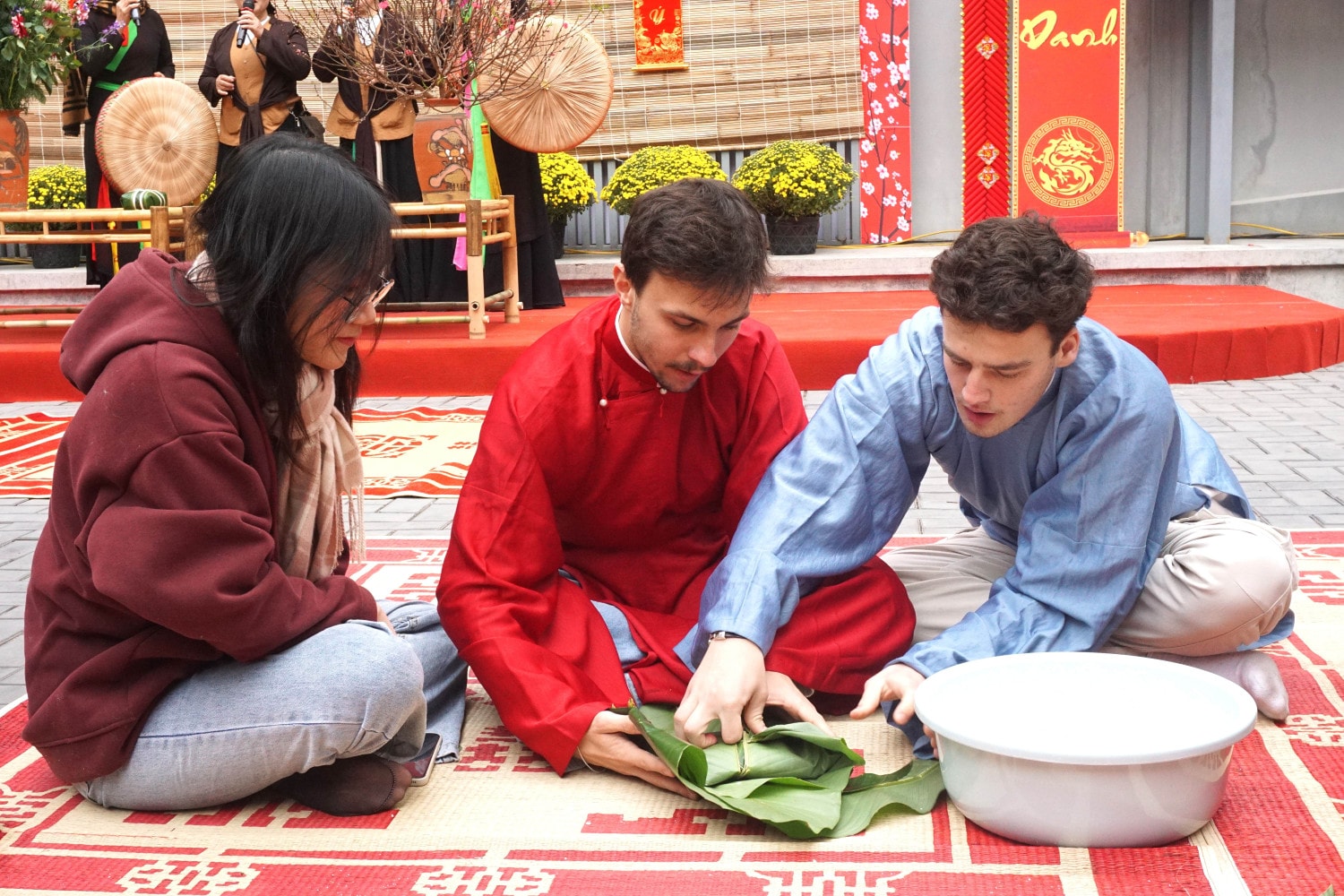Sinh viên quốc tế tại Trường Đại học Ngoại thương cùng tham gia gói bánh chưng đón Tết Nguyên đán (Ảnh: Nguyễn Liên) Du học sinh quốc tế thích thú trải nghiệm ngày Tết cổ truyền ở Việt Nam -0