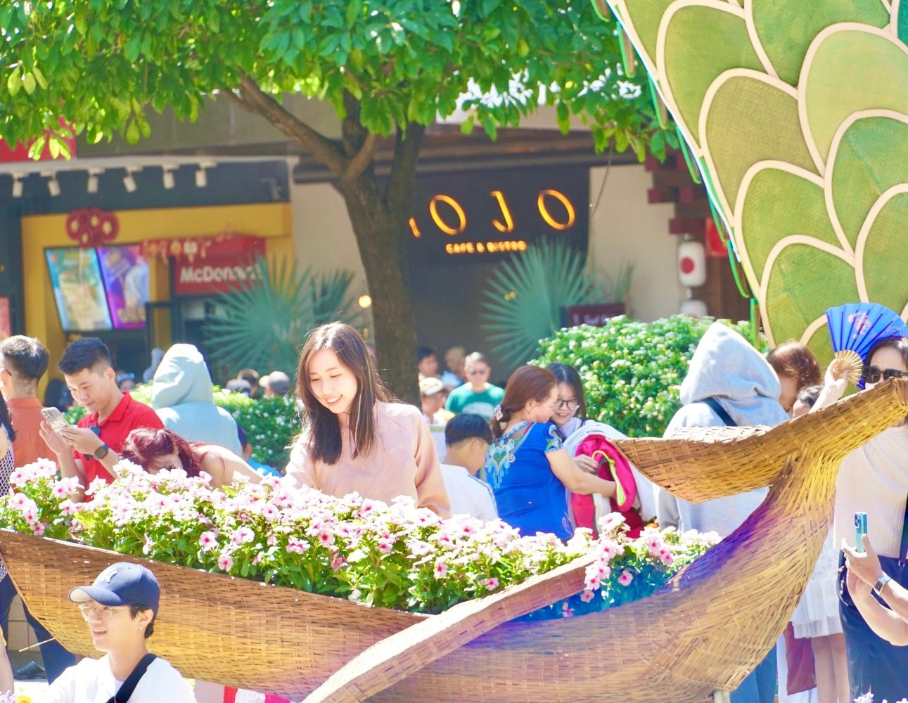 Người dân rạng ngời bên cạnh tiểu cảnh rực rỡ