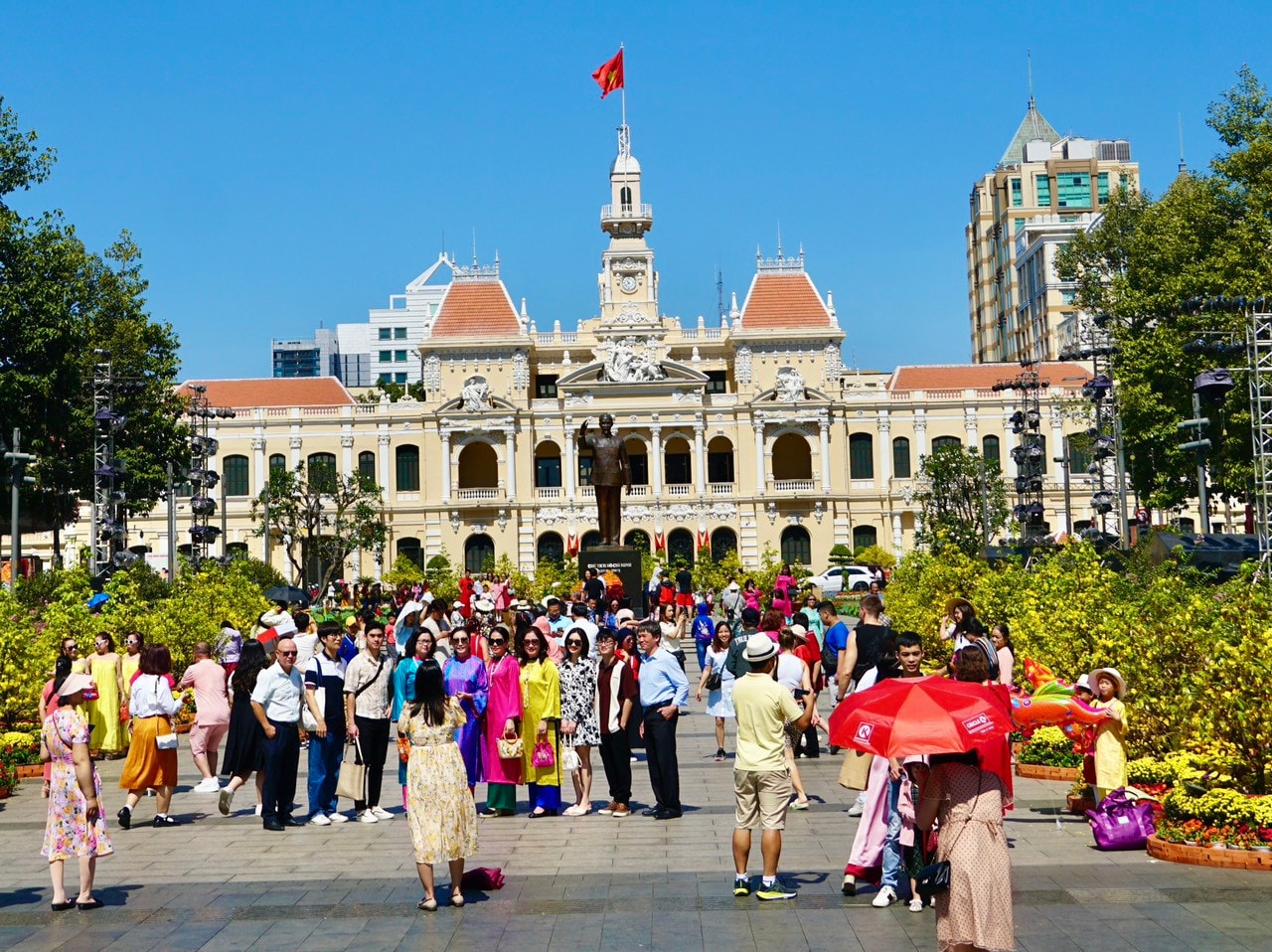 Khu vực tượng đài Chủ tịch Hồ Chí Minh được nhiều gia đình chọn làm nơi lưu giữ kỷ niệm đầu năm Giáp Thìn 2024