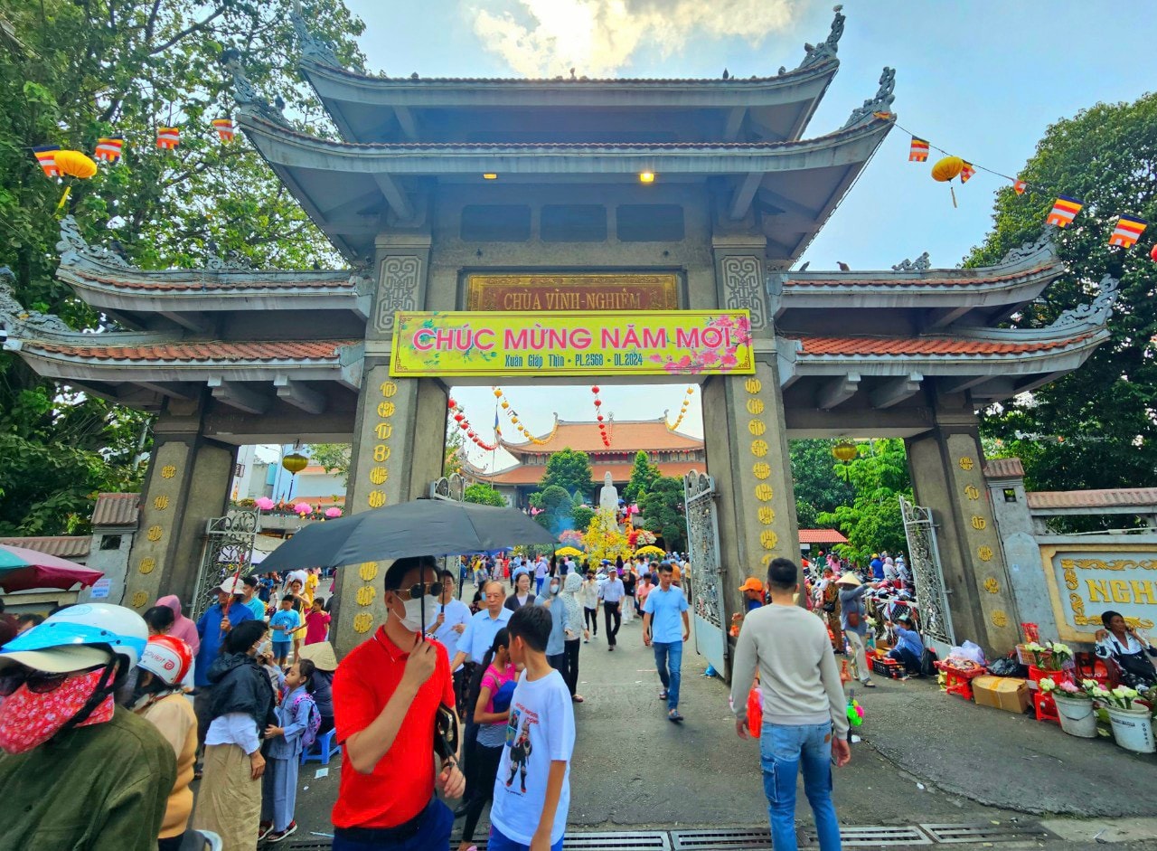 Người dân TP. Hồ Chí Minh nô nức đi lễ chùa cầu bình an, may mắn