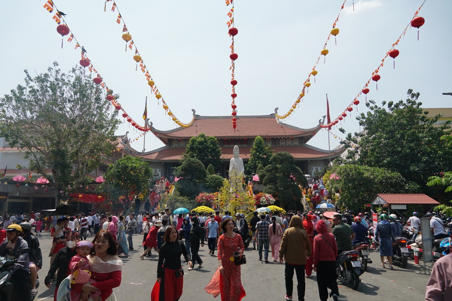 TP. Hồ Chí Minh: Người dân nô nức đi lễ chùa ngày đầu năm mới ảnh 1 TP. Hồ Chí Minh: Người dân nô nức đi lễ chùa ngày đầu năm mới ảnh 1