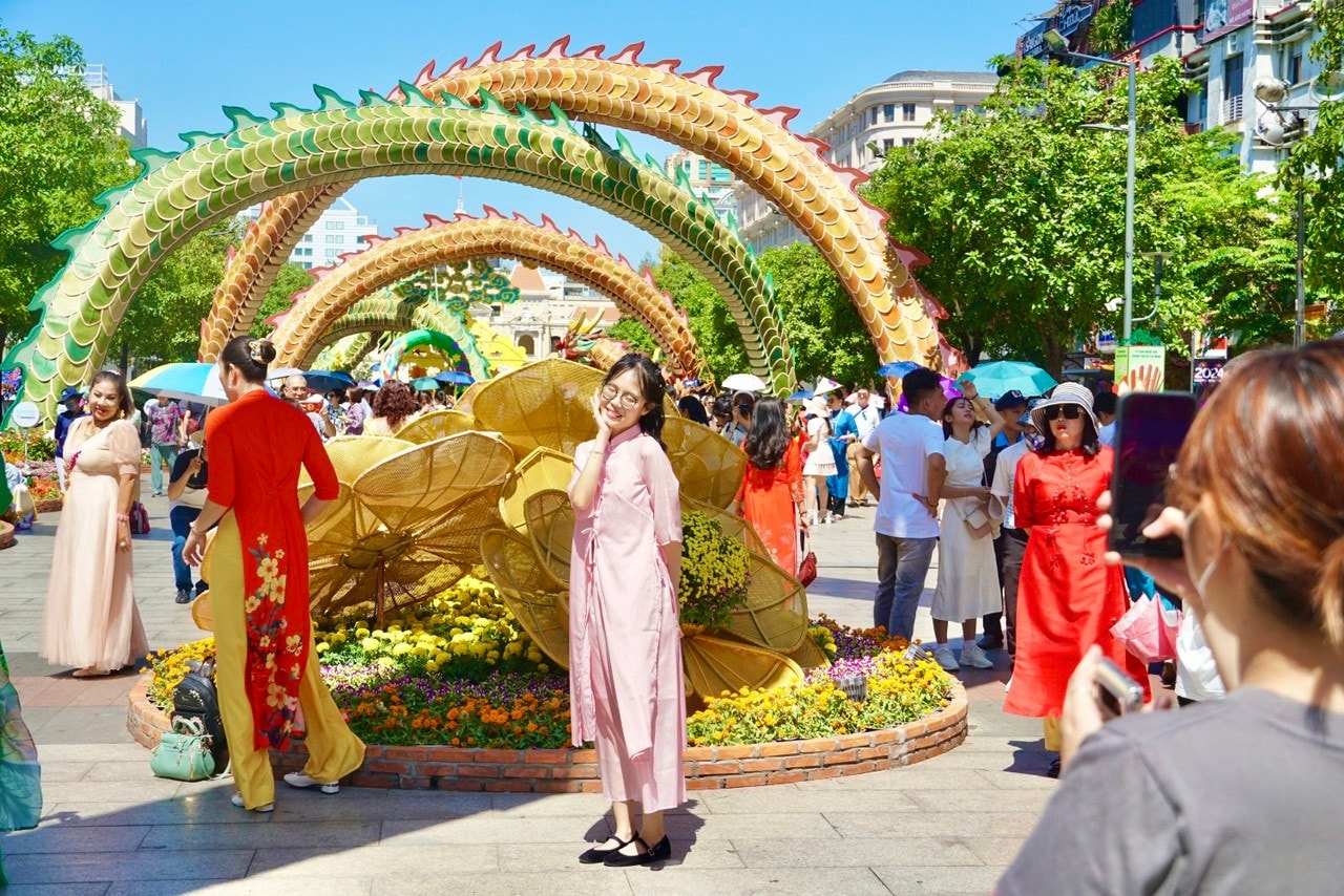 Mọi nguời tranh thủ lưu lại những hình ảnh đẹp ngày đầu năm mới