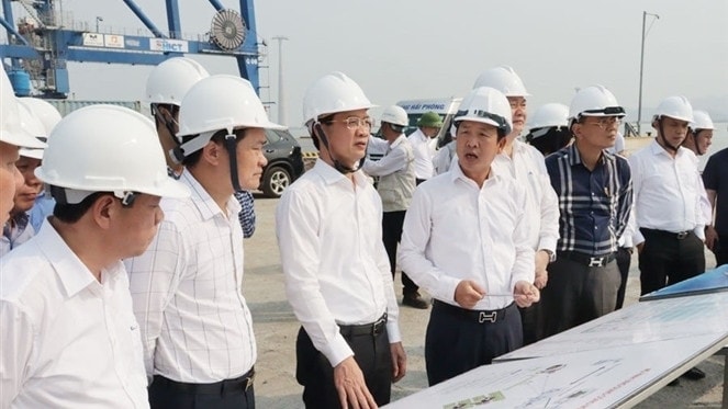 Chủ tịch HĐND thành phố Phạm Văn Lập (thứ 3 từ trái sang) chủ trì Đoàn giám sát chuyên đề của Thường trực HĐND thành phố giám sát tại Bến cảng số 3, 4, Cảng cửa ngõ quốc tế Hải Phòng