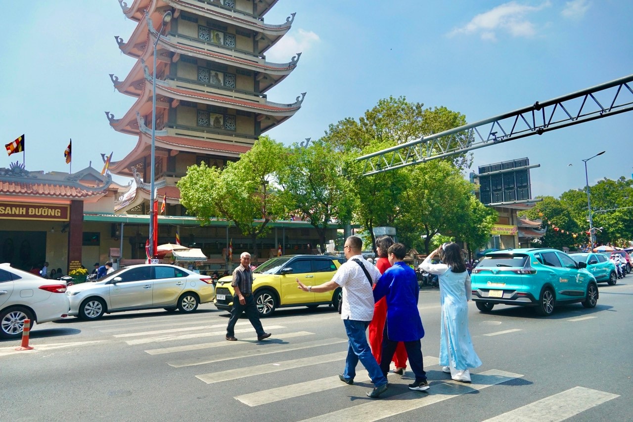 Do bãi xe chùa Vĩnh Nghiêm không đủ sức chứa xe nên người dân phải đỗ, gửi xe xung quanh rồi đi bộ vào