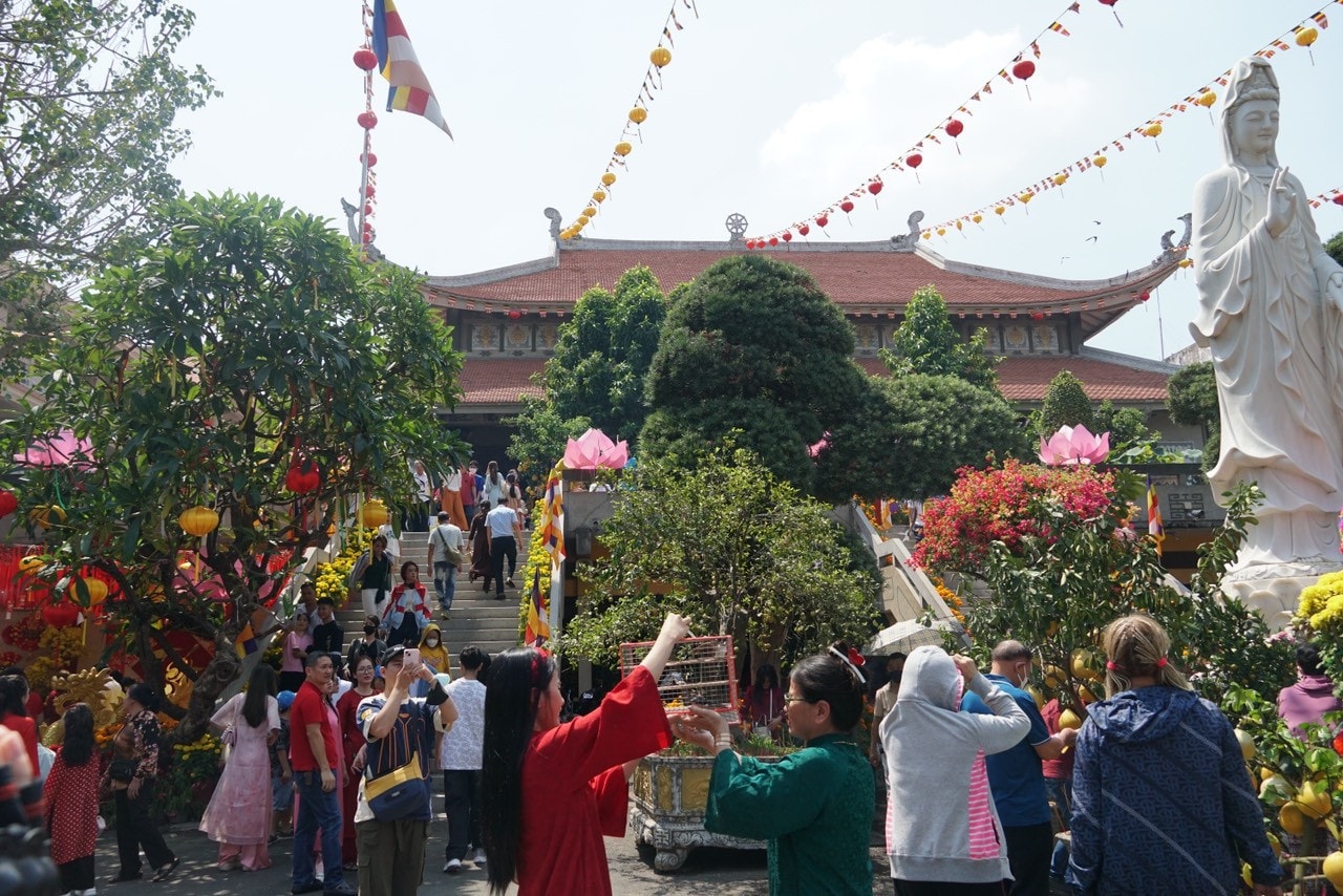 Người dân thả chim phóng sinh ngày mùng 1 Tết tại chùa Vĩnh Nghiêm