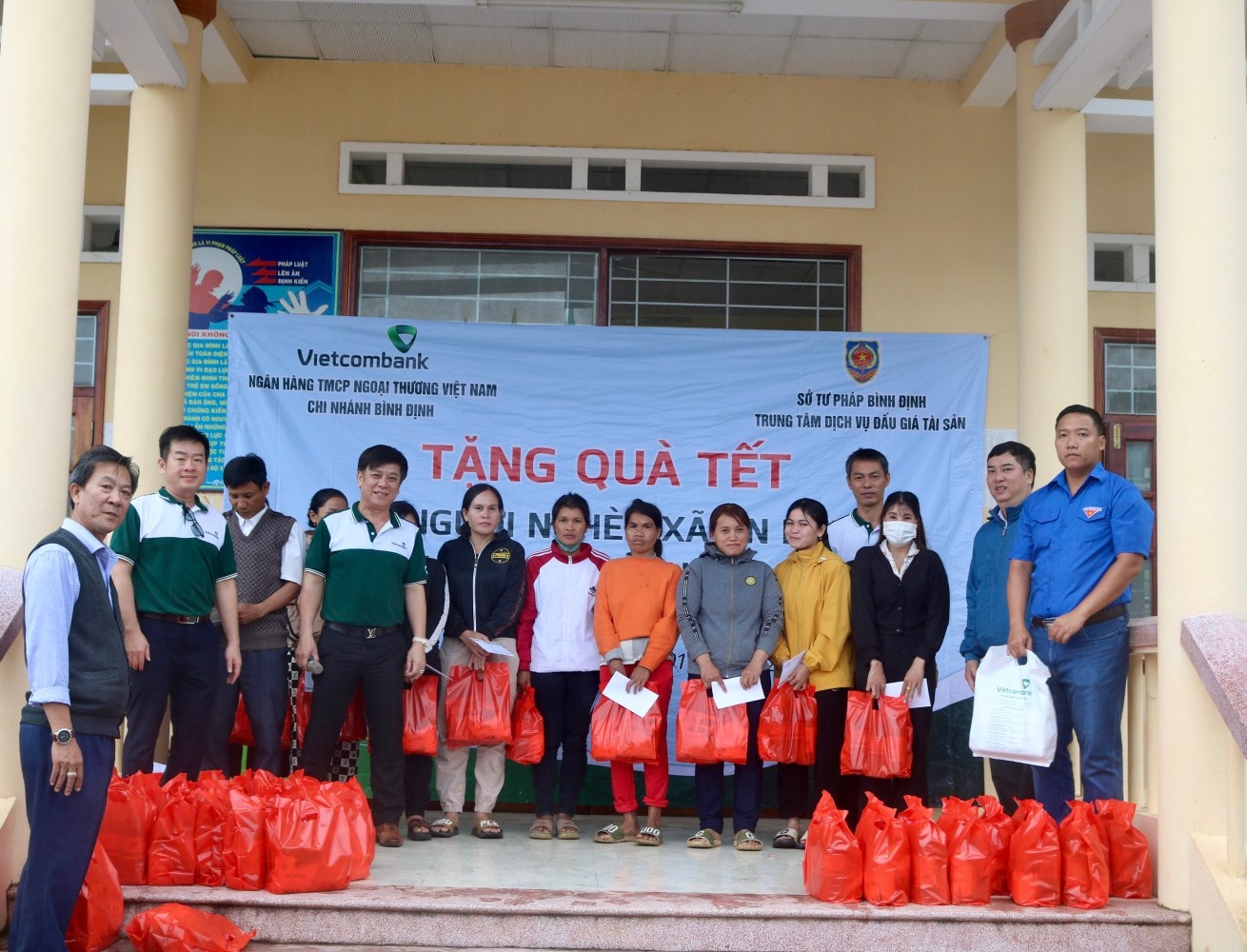 Vietcombank chung tay mang Tết ấm đến với các gia đình có hoàn cảnh khó khăn -0