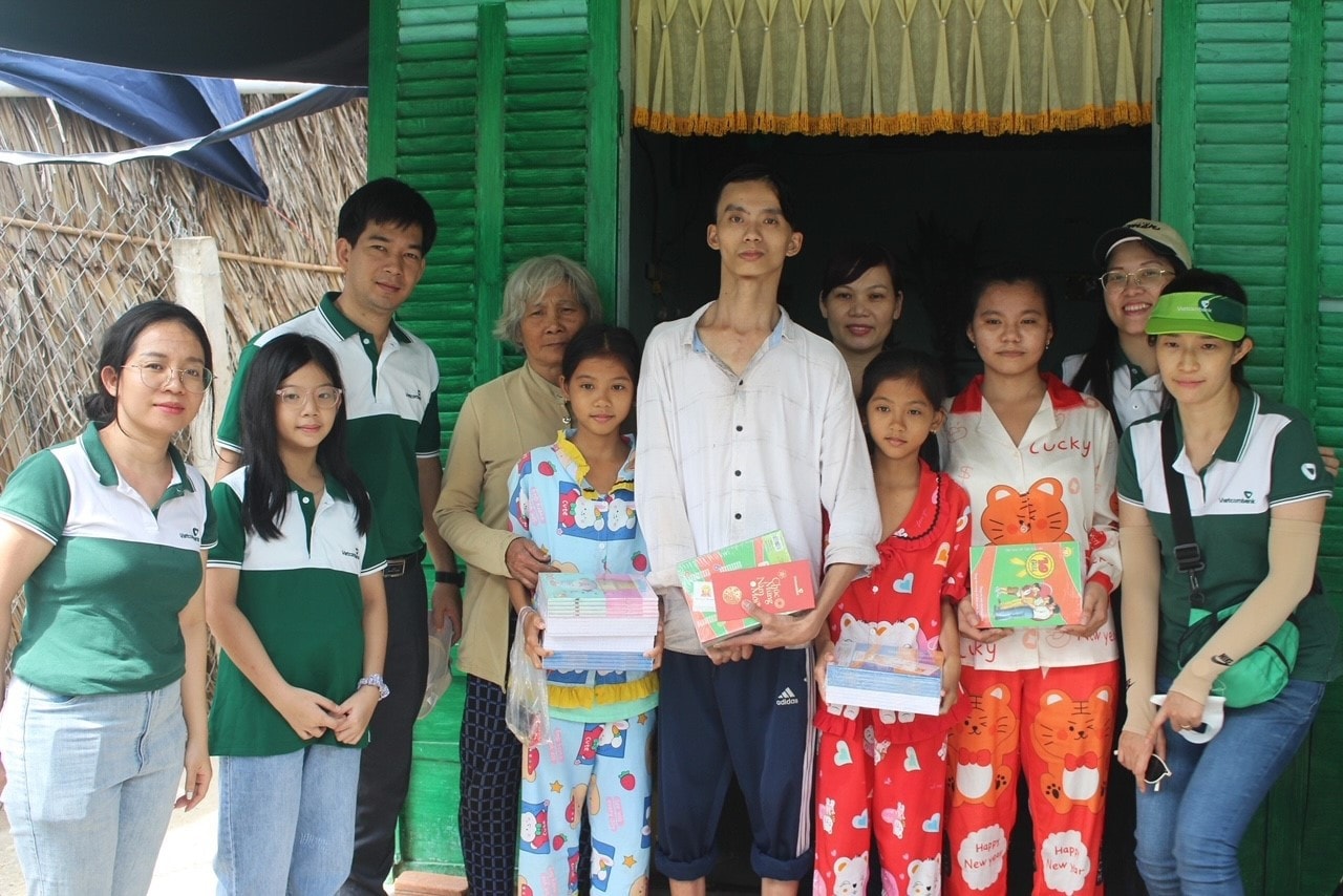 Vietcombank chung tay mang Tết ấm đến với các gia đình có hoàn cảnh khó khăn -0