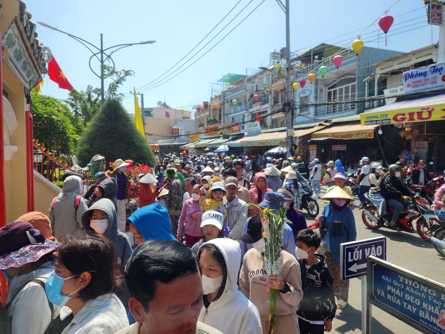 Người dân vào cổng Miếu Bà