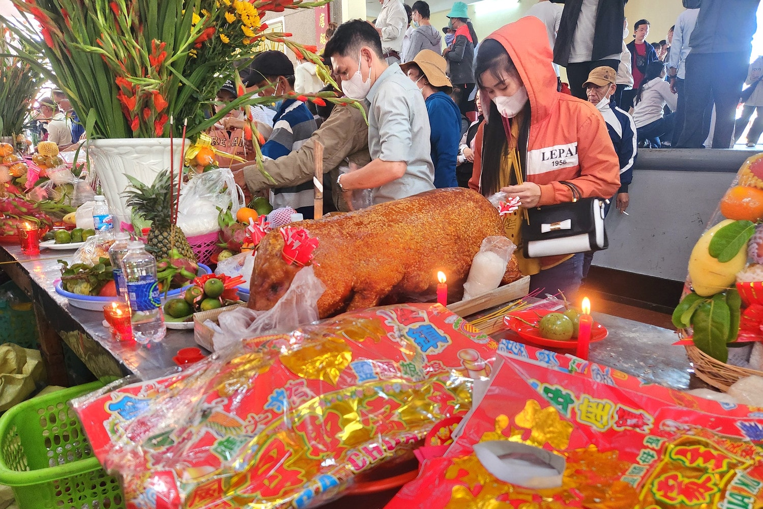 Một mâm lễ cúng tại Miếu Bà Chúa Xứ