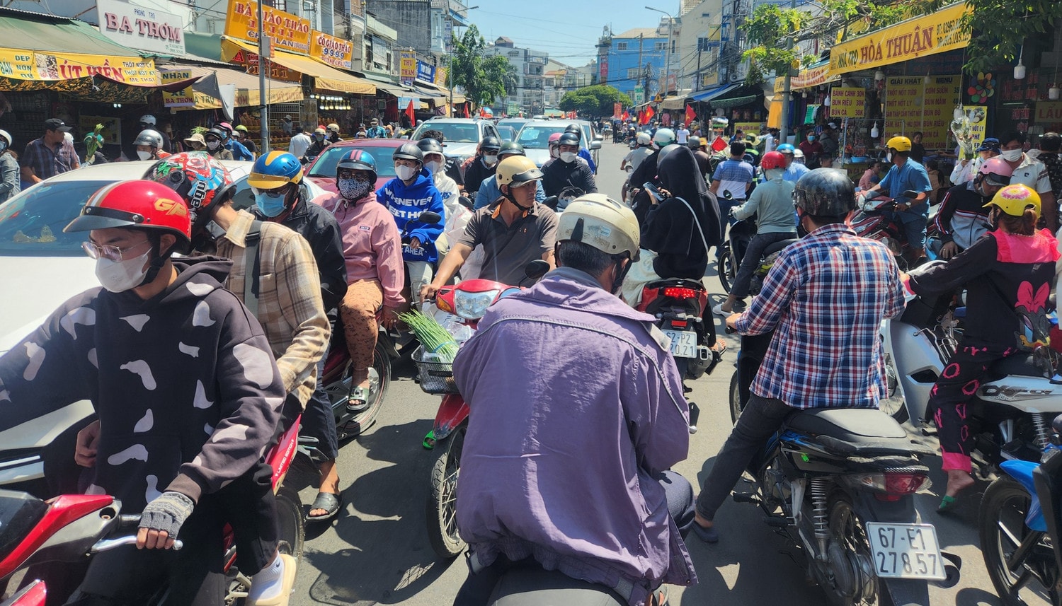Các tuyến đường dẫn vào Miếu Bà chật kín người đi bộ, xe máy và ô tô