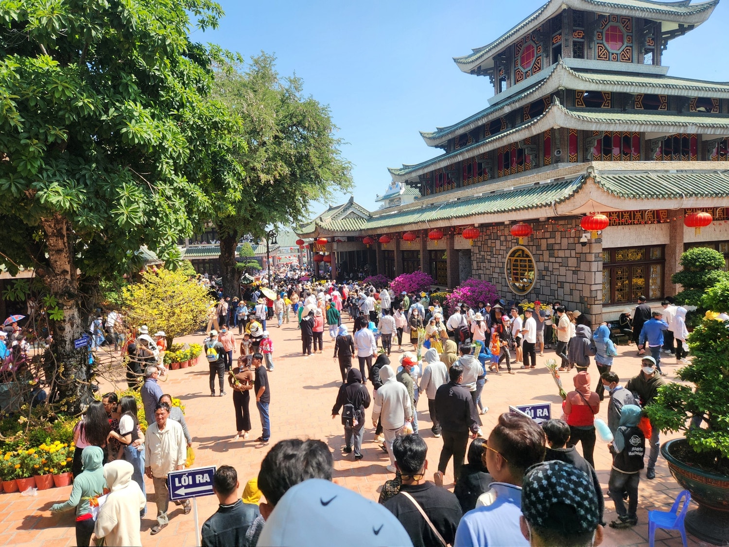 Riêng ngày Mùng 1 Tết đã đón hơn 300.000 lượt khách đổ về Núi Sam để du xuân, thưởng ngoạn, chiêm bái các di tích sử văn hóa như: Lăng Thoại Ngọc Hầu, Miếu Bà Chúa xứ Núi Sam, Khu du lịch Cáp treo Núi Sam, Tây An cổ tự, Phước Điền tự (Chùa Hang)...