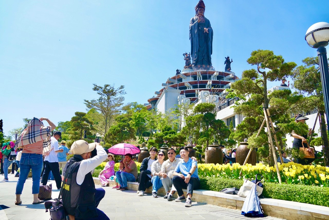 Du khách lưu lại những bức hình đẹp ngày đầu năm mới trên đỉnh núi Bà Đen