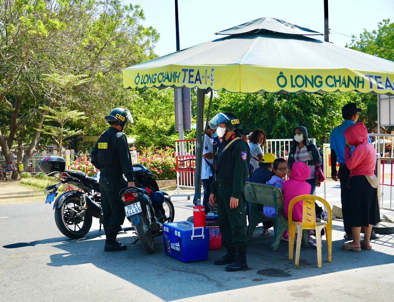 Lực lượng an ninh luôn túc trức hướng dẫ du khách đảm bảo an ninh trật tự tại khu vực khu Du lịch quốc gia Núi Bà Đen