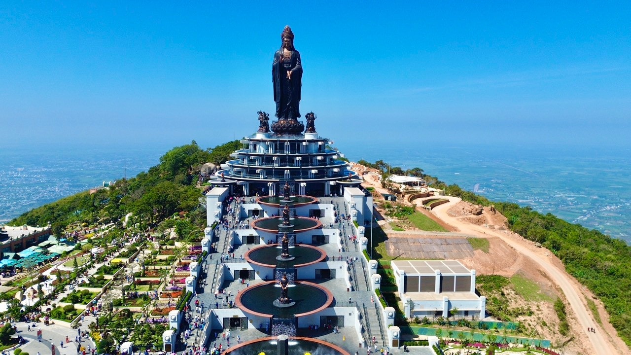 Tượng Phật Bà Tây Bổ Đà Sơn trên núi Bà Đen cao 72m và được đúc từ 170 tấn đồng đỏ nằm trên độ cao gần 1000m là tượng Phật Bà bằng đồng cao nhất châu Á