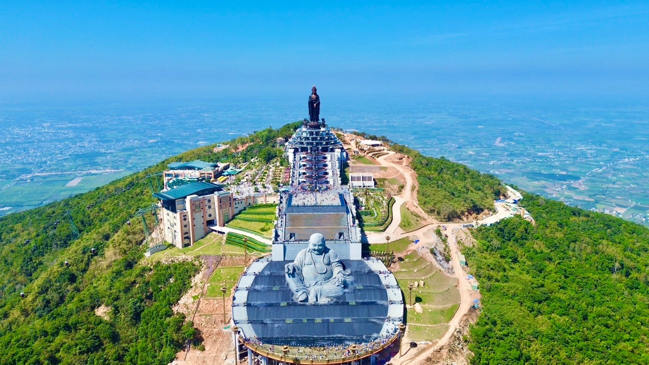 Với độ cao lên đến 986m, núi Bà Đen được mệnh danh là “nóc nhà Nam Bộ”