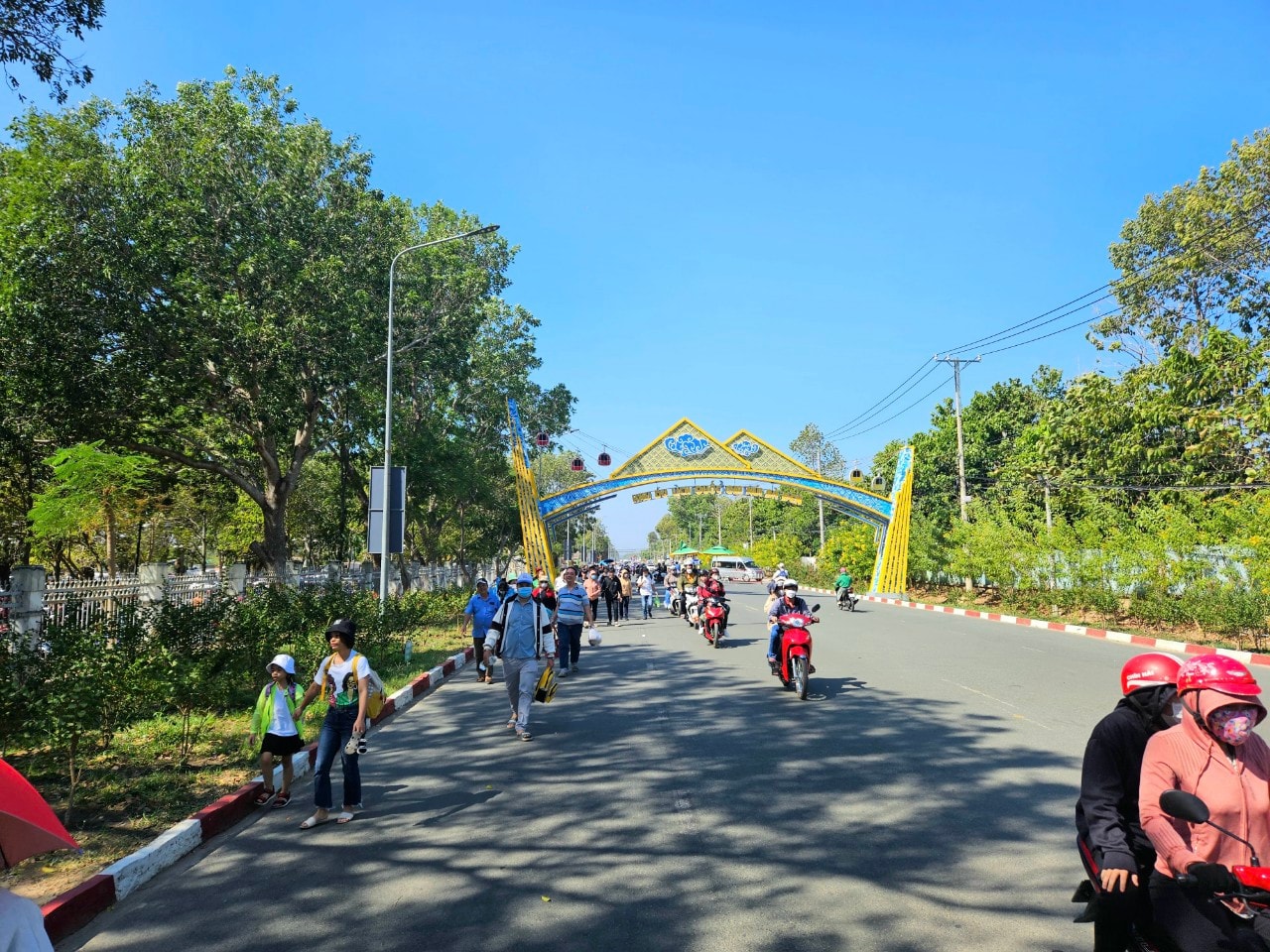 Từ sáng sớm dòng người đông đúc đã đổ về núi Bà Đen để du xuân đầu năm mới