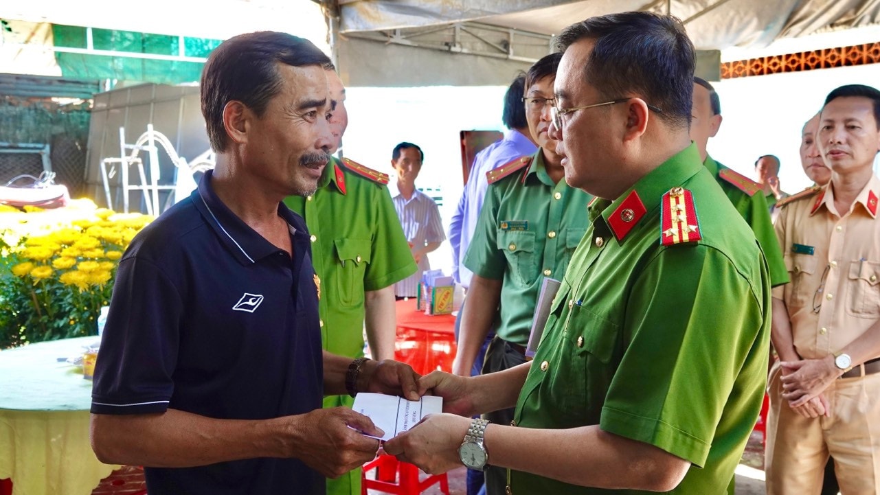 Đại tá Huỳnh Ngọc Liêm động viên, chia sẻ nỗi đau cùng thân nhân gia đình Thượng sĩ Phạm Tấn Phát