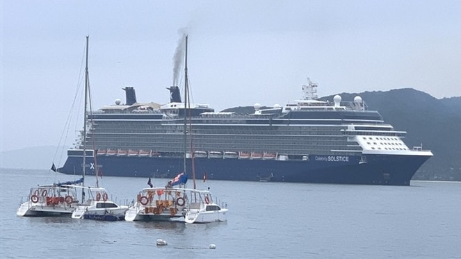 Tàu biển quốc tế Celebrity Solstice neo trong vịnh Nha Trang. Ảnh: Thành Nguyễn