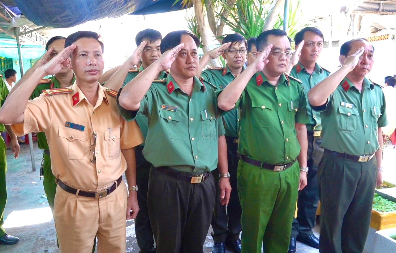 Lãnh đạo Công an tỉnh Bình Thuận đến viếng, thăm hỏi động viên thân nhân gia đình Thượng sĩ Phạm Tấn Phát