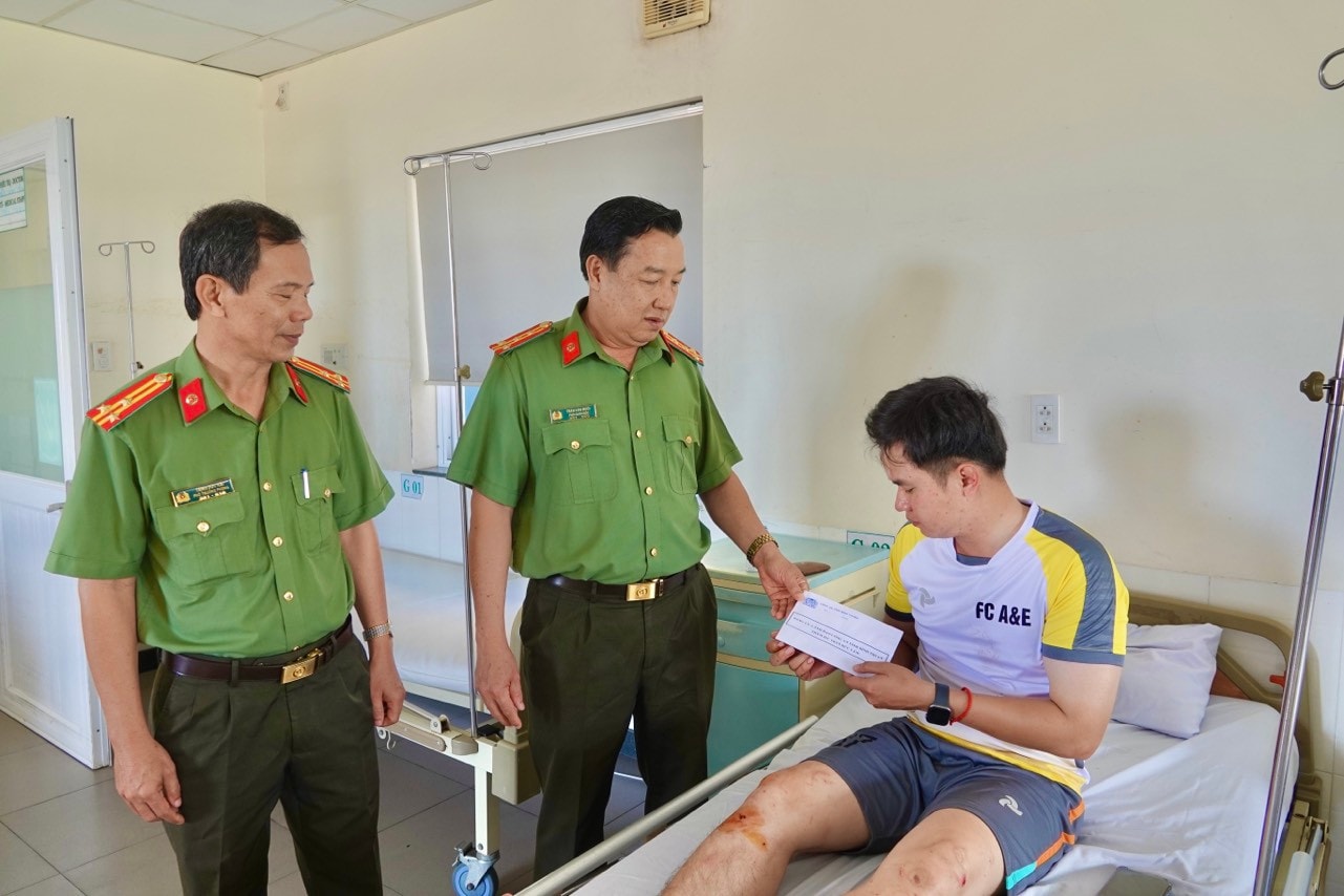 Đại tá Trần Văn Mười, Phó Giám đốc Công an tỉnh thăm Trung úy Trần Đức Lâm bị thương đang điều trị tại bệnh viện