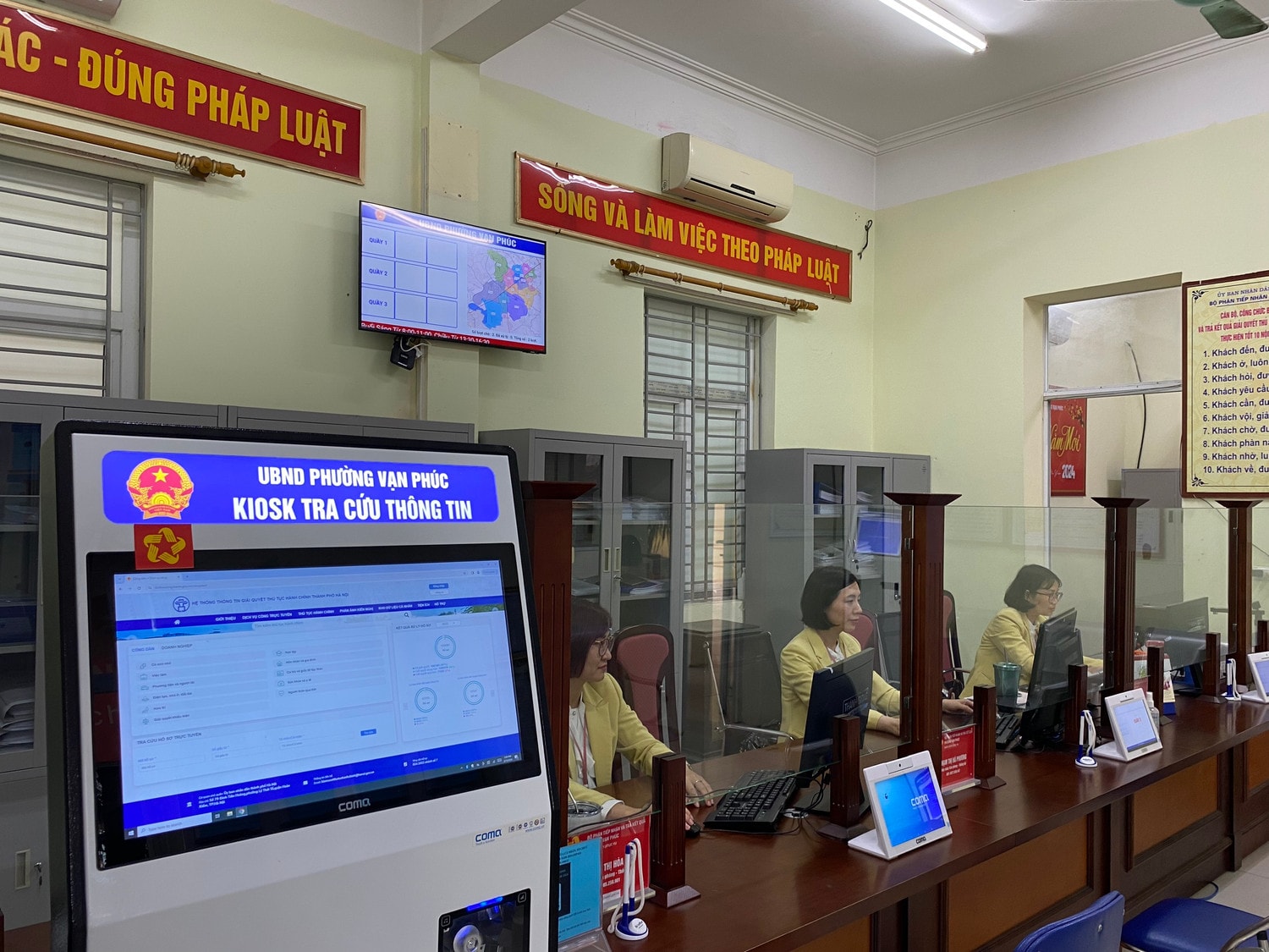 Không khí làm việc của bộ phận hành chính công trong ngày đi làm đầu tiên của năm mới -0