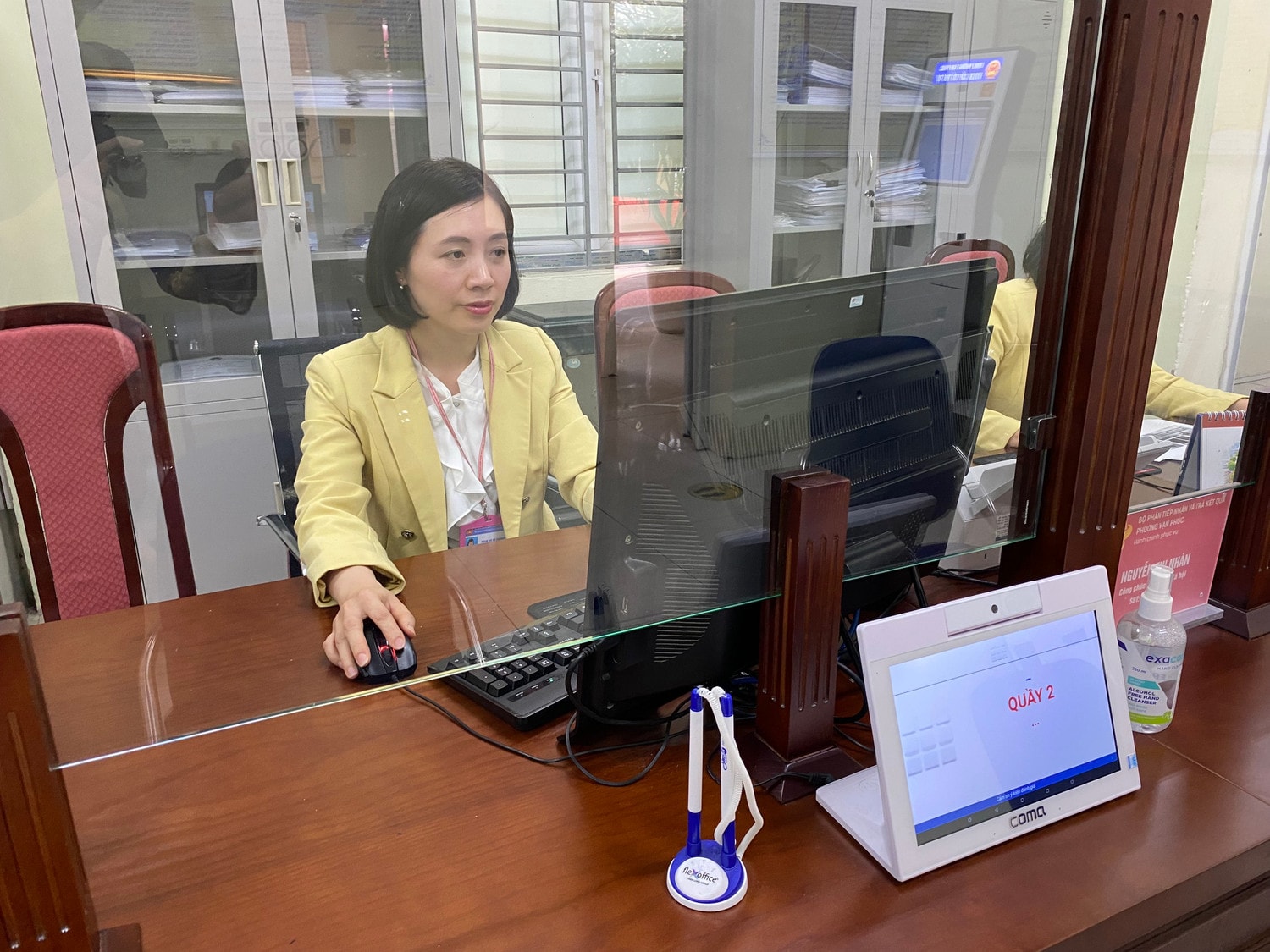 Không khí làm việc của bộ phận hành chính công trong ngày đi làm đầu tiên của năm mới -0