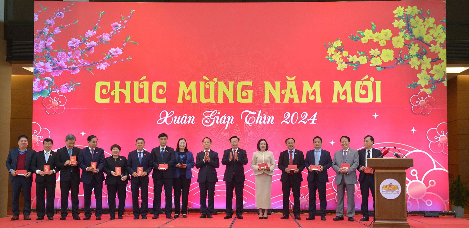 Photo: Ho Long Top legislator holds New Year meeting with NA Office officials, employees -0