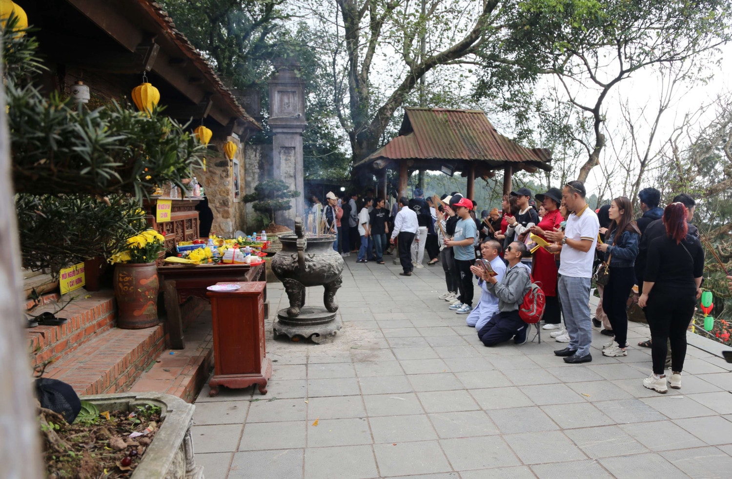 Du khách đến với chùa Hương Tích để cầu bình an và chiêm ngưỡng cảnh vật nơi đây Hà Tĩnh khai hội chùa Hương Tích -0