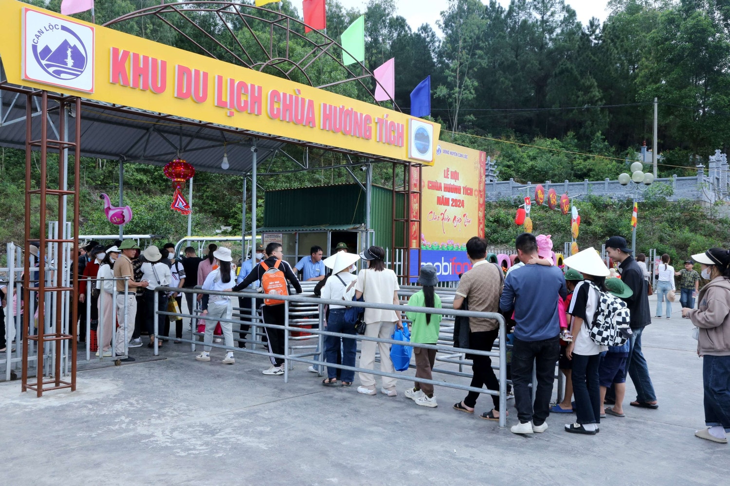Hà Tĩnh khai hội chùa Hương Tích ảnh 5 Hà Tĩnh khai hội chùa Hương Tích -0