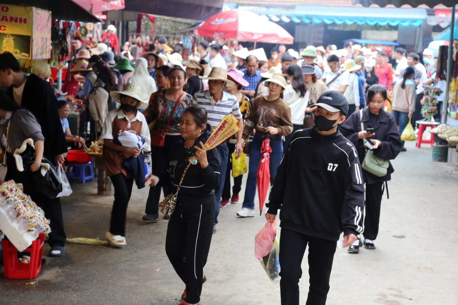 Hà Tĩnh khai hội chùa Hương Tích ảnh 7 Hà Tĩnh khai hội chùa Hương Tích -1