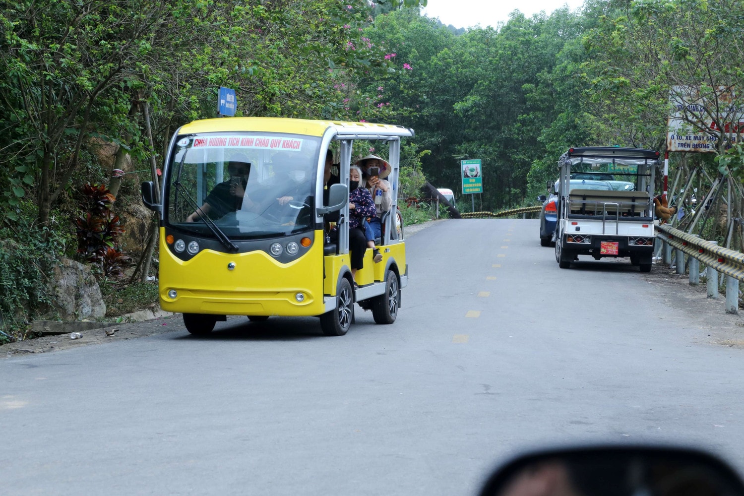 hoặc có thể đi bằng xe ô tô điện để lên cáp treo Hà Tĩnh khai hội chùa Hương Tích -0