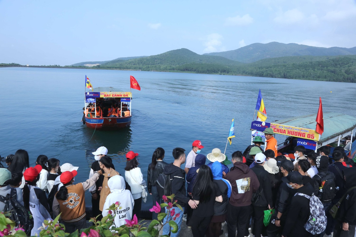 Du khách có thể lựa chọn di chuyển bằng thuyền lên cáp treo để lên chùa Hà Tĩnh khai hội chùa Hương Tích -0