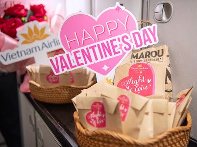“Flights of love” (Chuyến bay yêu thương) mang số hiệu VN 245 và VN 208 đồng thời cất cánh từ Cảng hàng không quốc tế Nội Bài và Tân Sơn Nhất lúc 8h00, thứ Tư ngày 14.2.2024 (mùng 5 Tết). Ảnh: BN Vietnam Airlines tổ chức chuyến bay đặc biệt trong ngày Lễ tình nhân -0