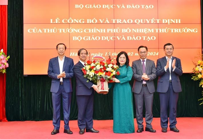 Công bố và trao Quyết định bổ nhiệm Thứ trưởng Bộ GD-ĐT Nguyễn Thị Kim Chi -0