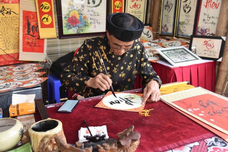 Văn Miếu - Quốc Tử giám: Tấp nập du khách tới xin chữ, cầu may học hành dịp đầu xuân -0
