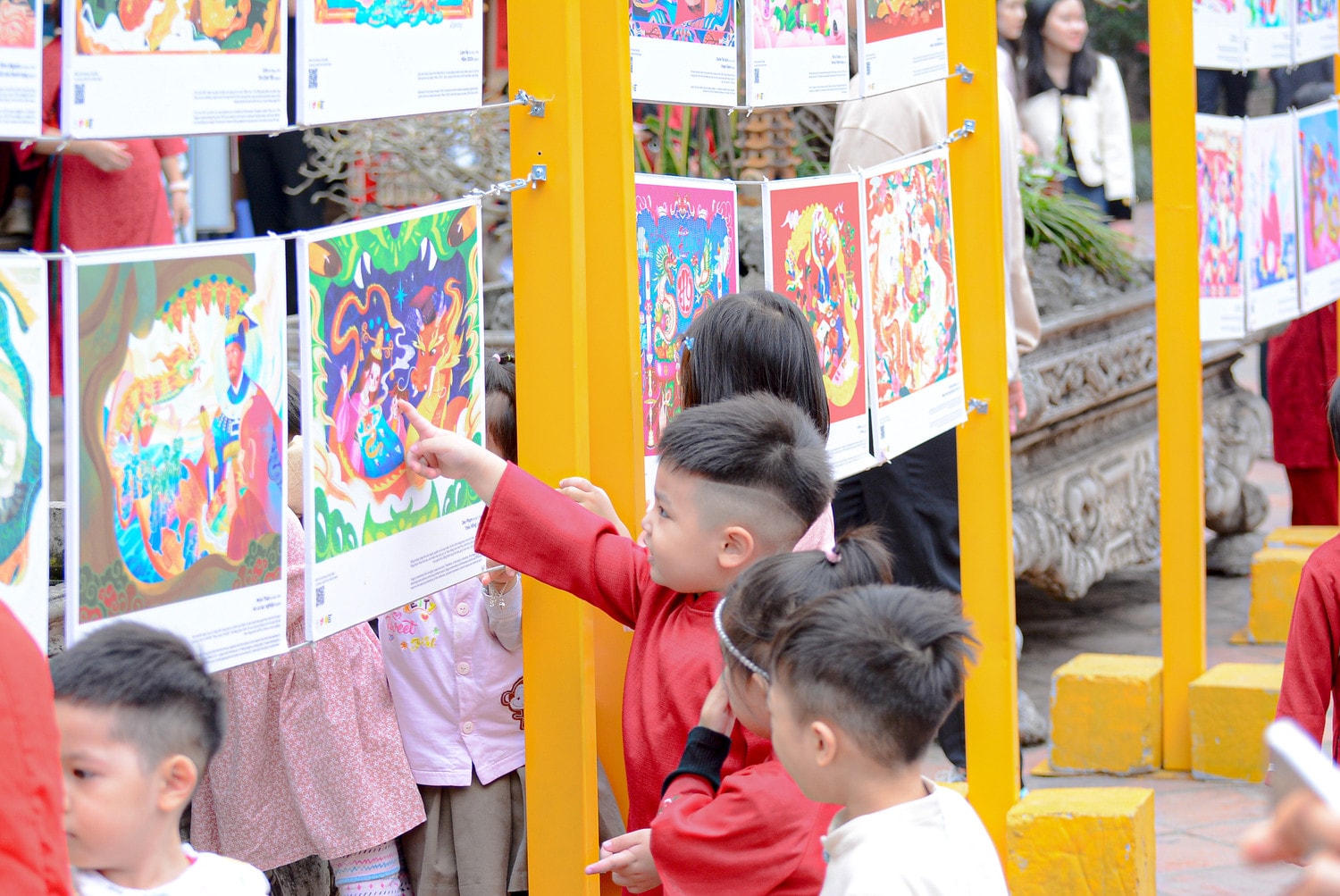 Văn Miếu - Quốc Tử giám: Tấp nập du khách tới xin chữ, cầu may học hành dịp đầu xuân -0