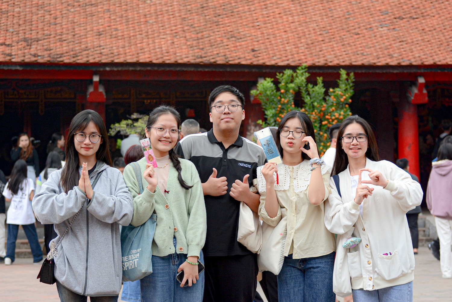 Văn Miếu - Quốc Tử giám: Tấp nập du khách tới xin chữ, cầu may học hành dịp đầu xuân -0