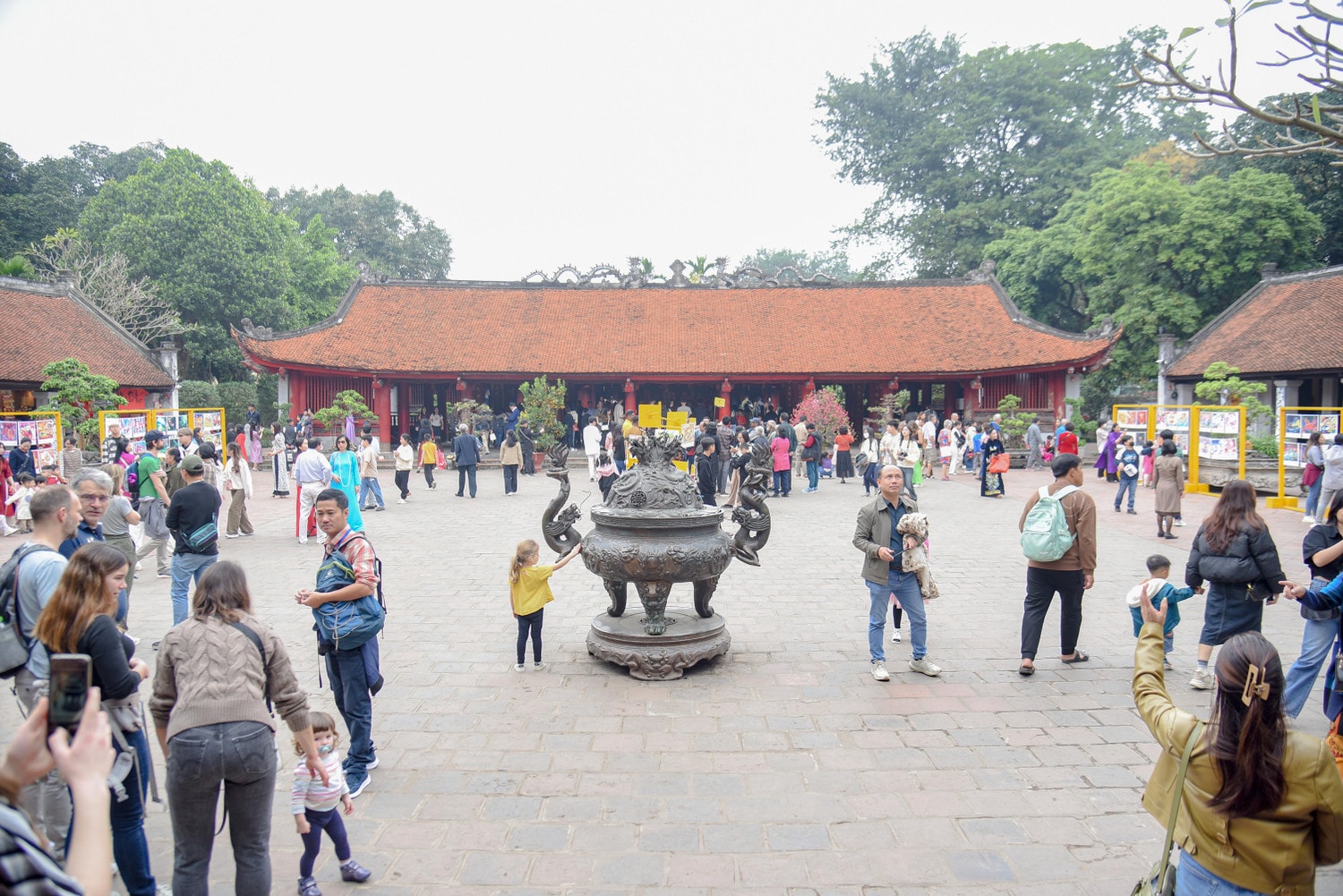 Văn Miếu - Quốc Tử giám: Tấp nập du khách tới xin chữ, cầu may học hành dịp đầu xuân -0