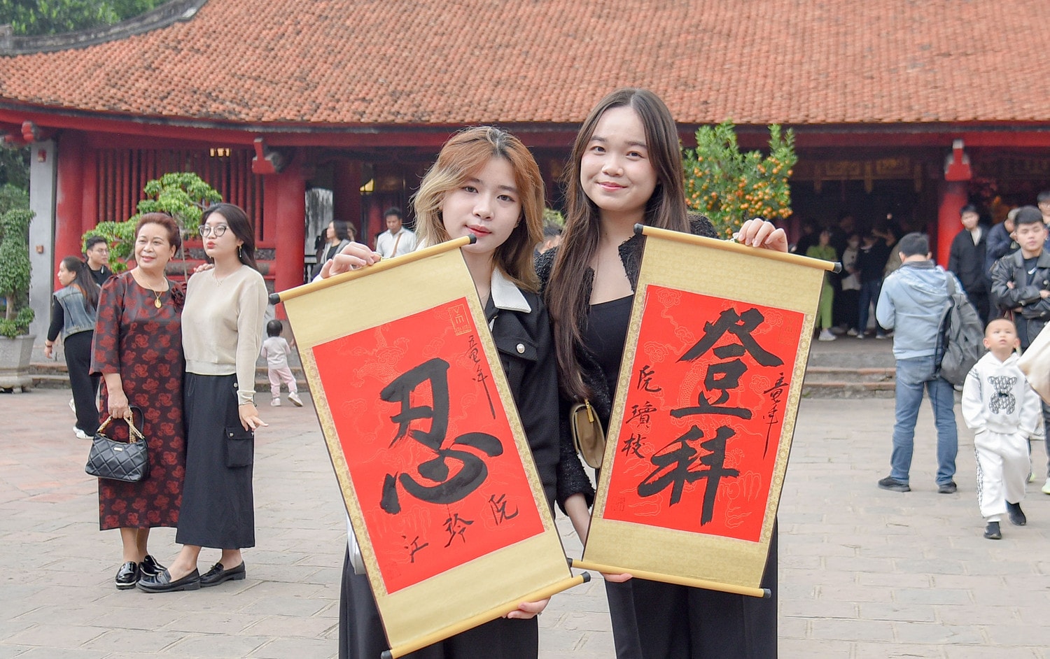 Văn Miếu - Quốc Tử giám: Tấp nập du khách tới xin chữ, cầu may học hành dịp đầu xuân -0