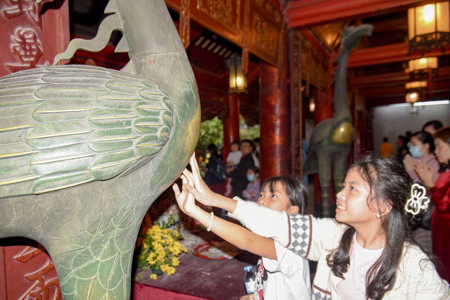 Văn Miếu - Quốc Tử giám: Tấp nập du khách tới xin chữ, cầu may học hành dịp đầu xuân -1