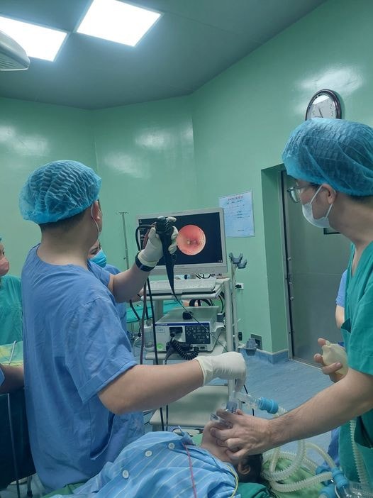 Hóc hạt dưa vào đường thở, trẻ 11 tháng tuổi bị suy hô hấp cấp -0