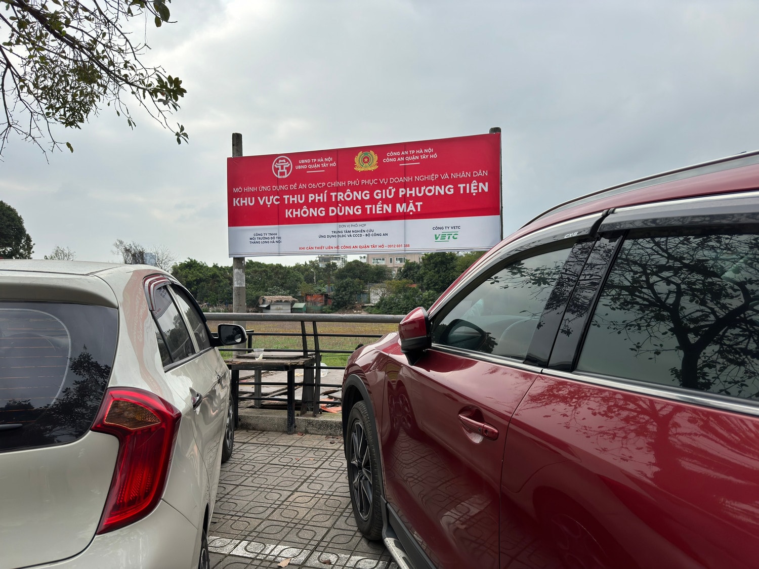 Thu phí trông giữ xe qua mã QR tại Phủ Tây Hồ, Hà Nội được nhiều người dân ủng hộ. Ảnh: Minh Hiền