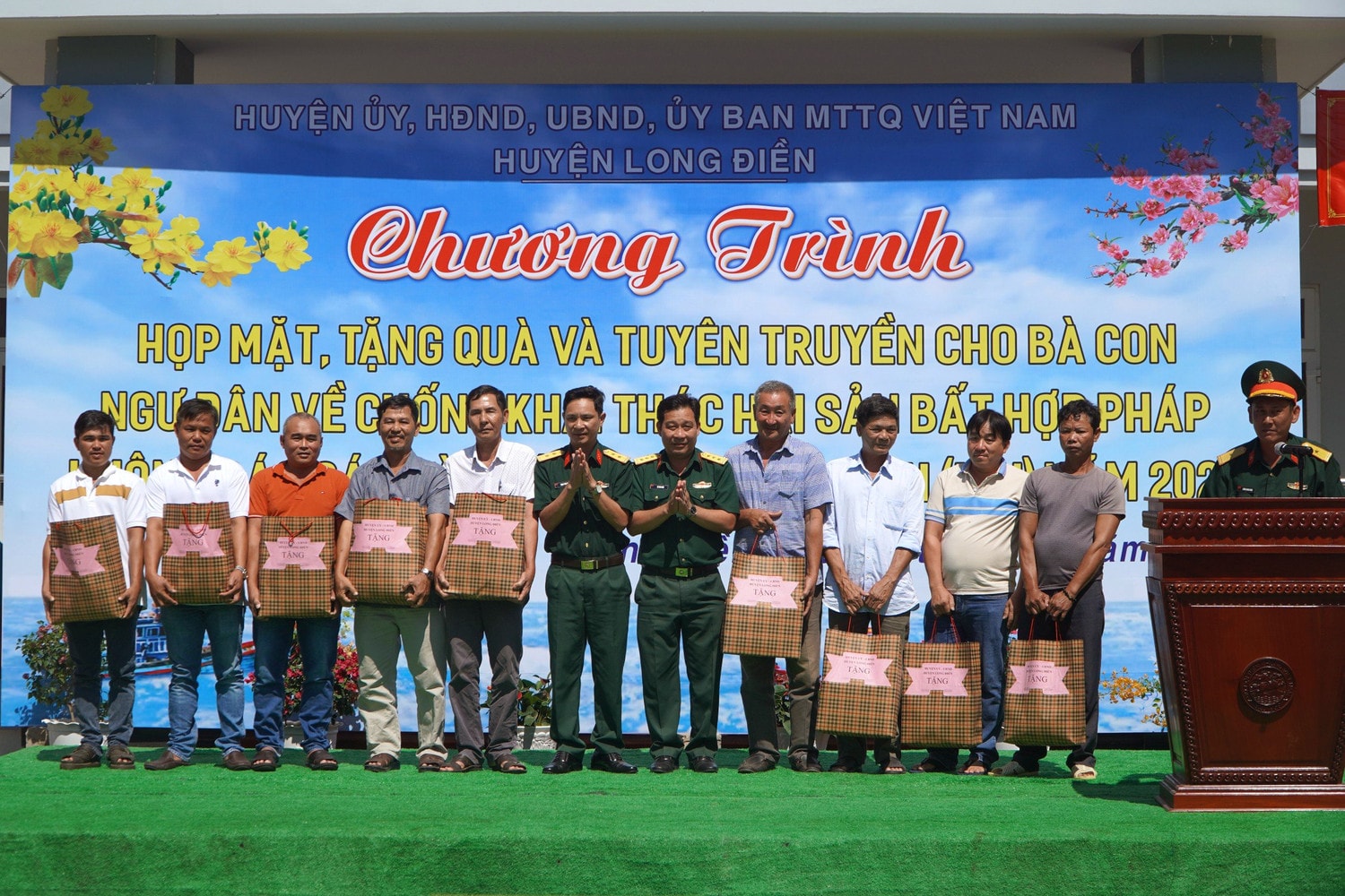 Huyện Long Điền đã tổ chức chương trình họp mặt, tặng quà và tuyên truyền cho bà con ngư dân nhân dịp đầu xuân năm mới 2024