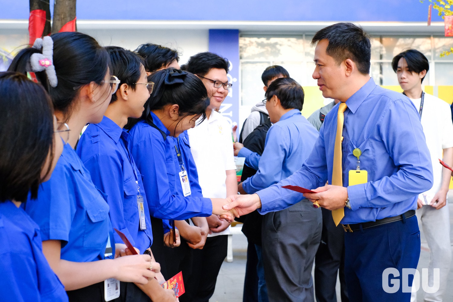 Sinh viên, giảng viên hào hứng nhận lì xì khi quay trở lại trường sau kỳ nghỉ Tết -0