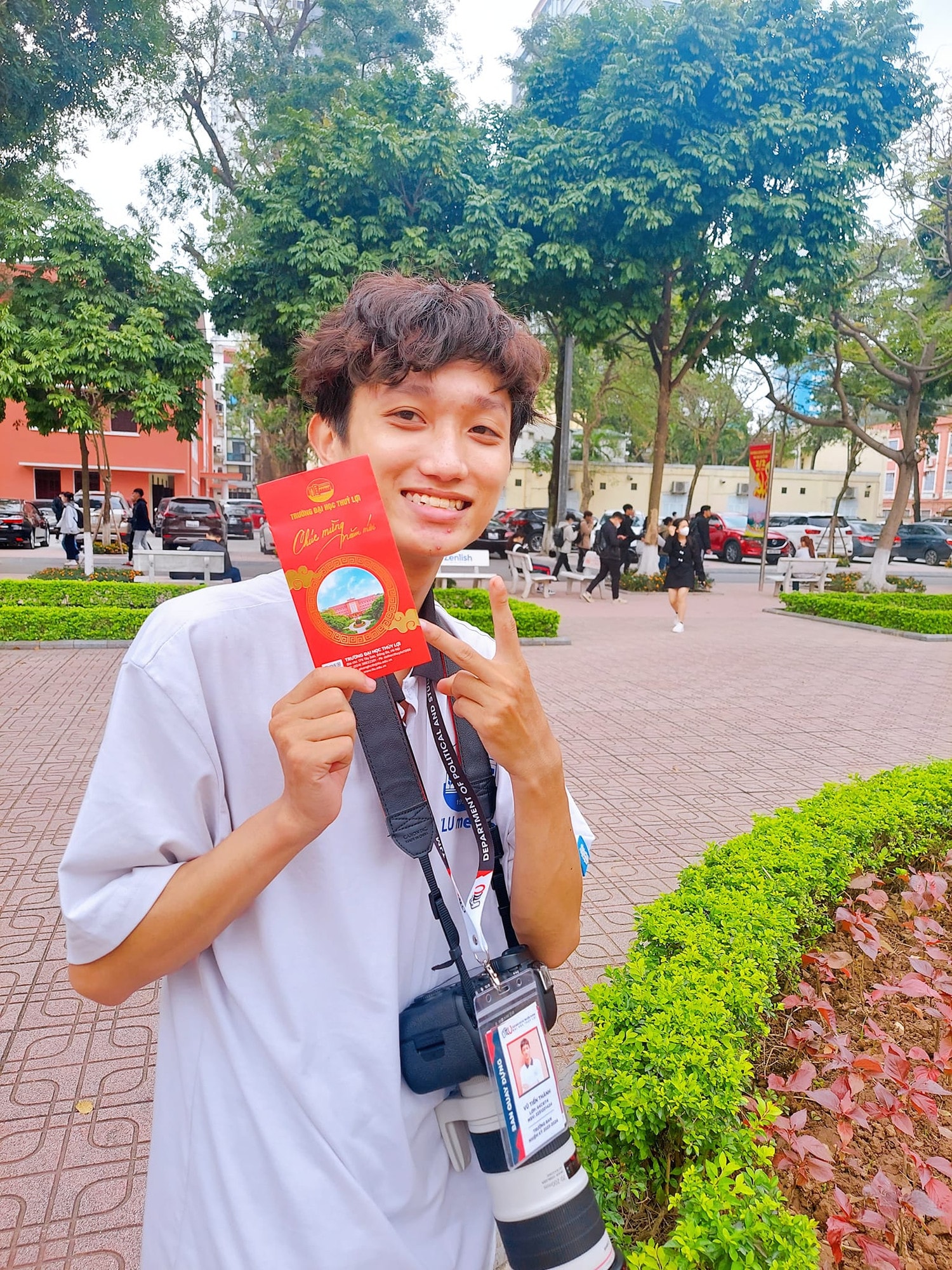 Sinh viên, giảng viên hào hứng nhận lì xì khi quay trở lại trường sau kỳ nghỉ Tết -0