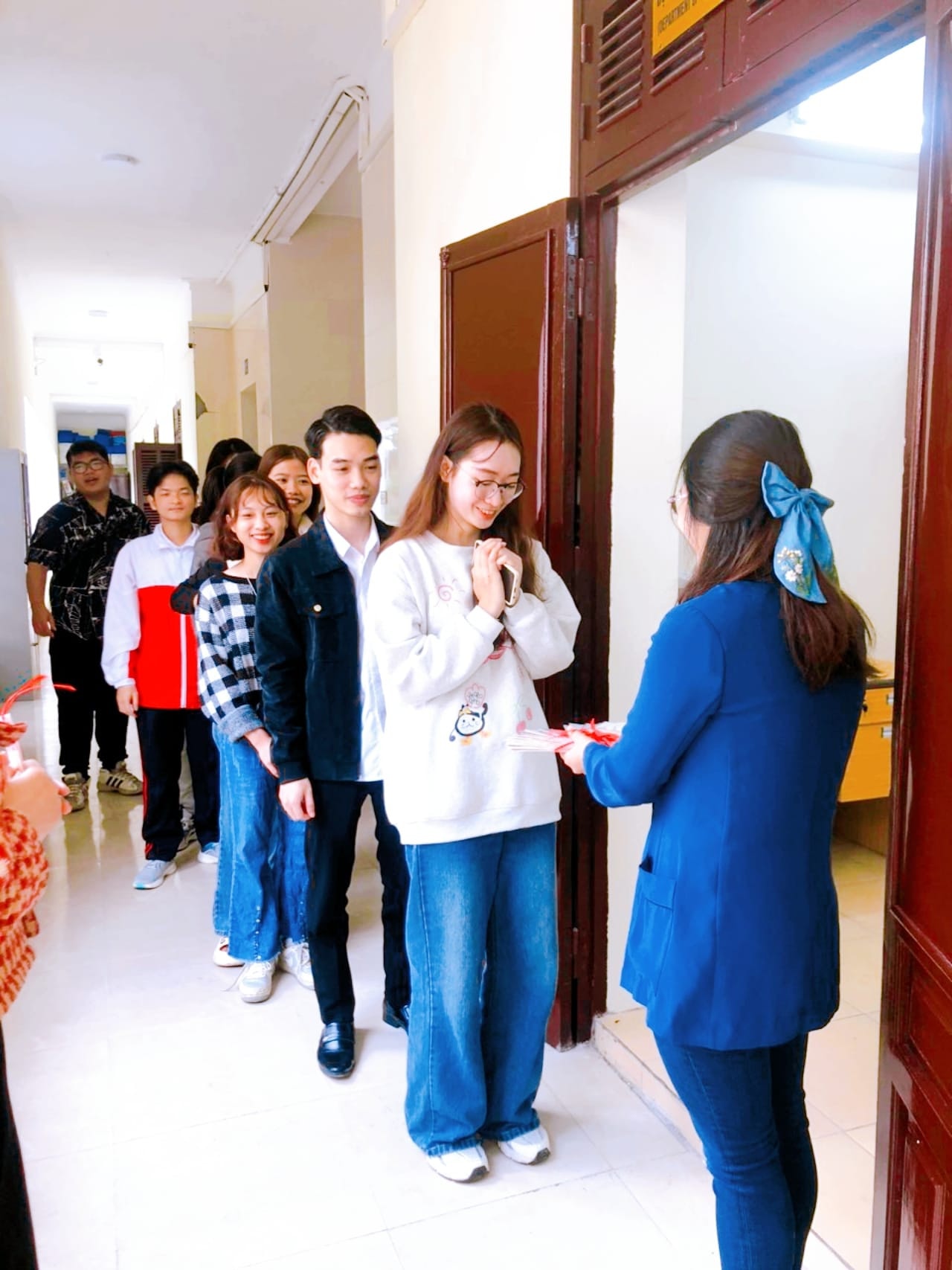 Sinh viên, giảng viên hào hứng nhận lì xì khi quay trở lại trường sau kỳ nghỉ Tết -0
