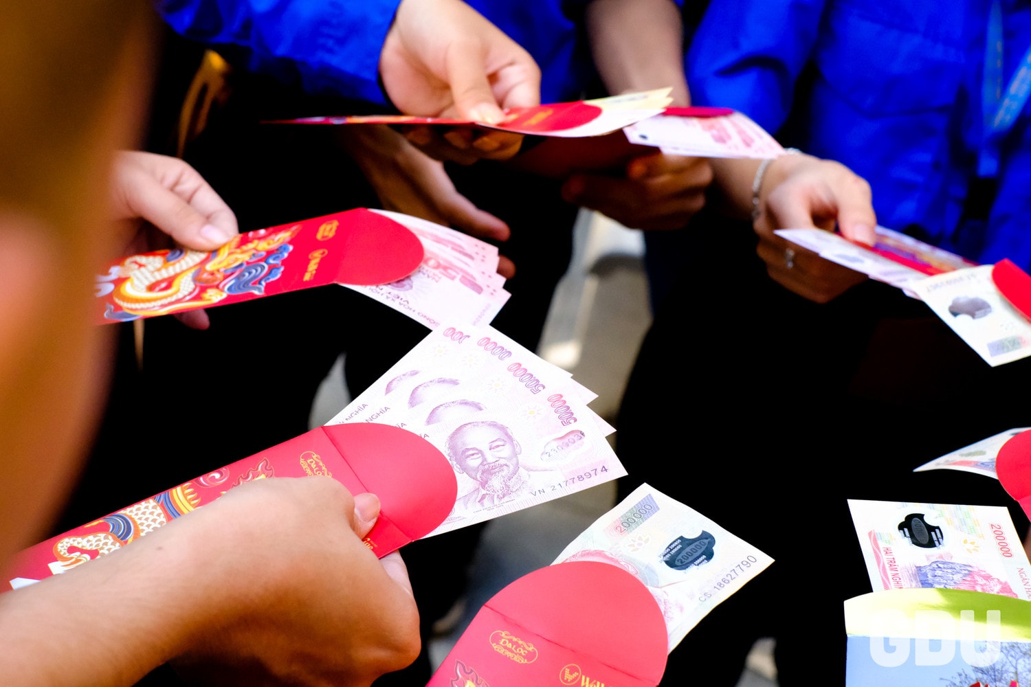 Sinh viên, giảng viên hào hứng nhận lì xì khi quay trở lại trường sau kỳ nghỉ Tết -0