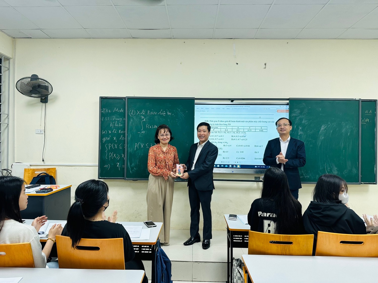 Sinh viên, giảng viên hào hứng nhận lì xì khi quay trở lại trường sau kỳ nghỉ Tết -0