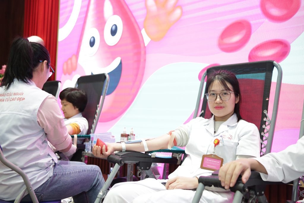 Các y bác sĩ Bệnh viện E tham gia hiến máu ngày cận Tết. Nguồn: ITN