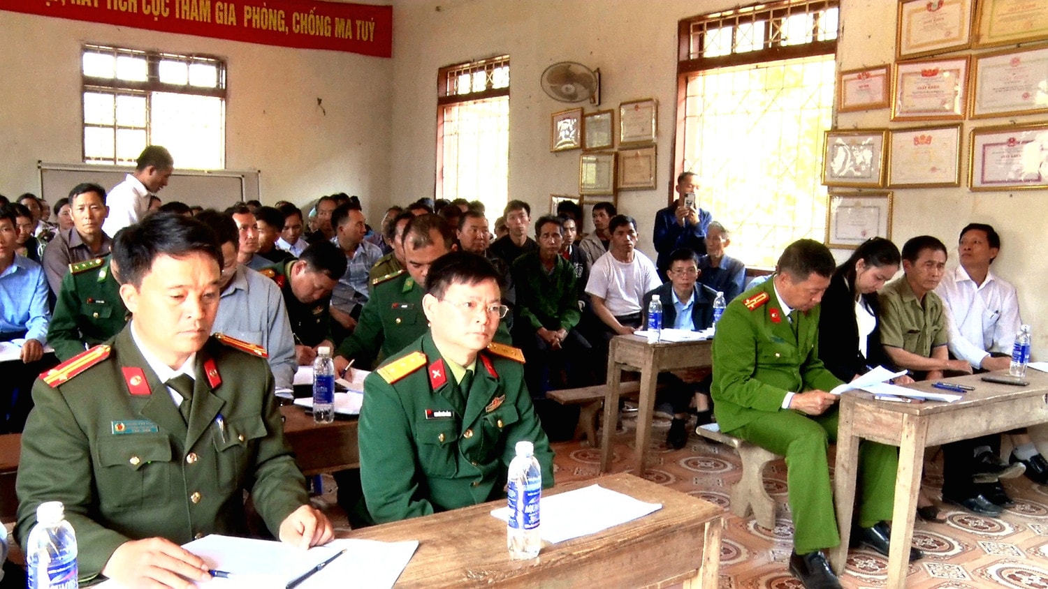 Các đại biểu dự sinh hoạt mô hình “Dòng họ Giàng tự quản về an ninh, trật tự” tại bản Pu Hao, xã Mường Lạn, huyện Sốp Cộp (Sơn La). Ảnh: Trung tâm Truyền thông - Văn hóa huyện Sốp Cộp 
